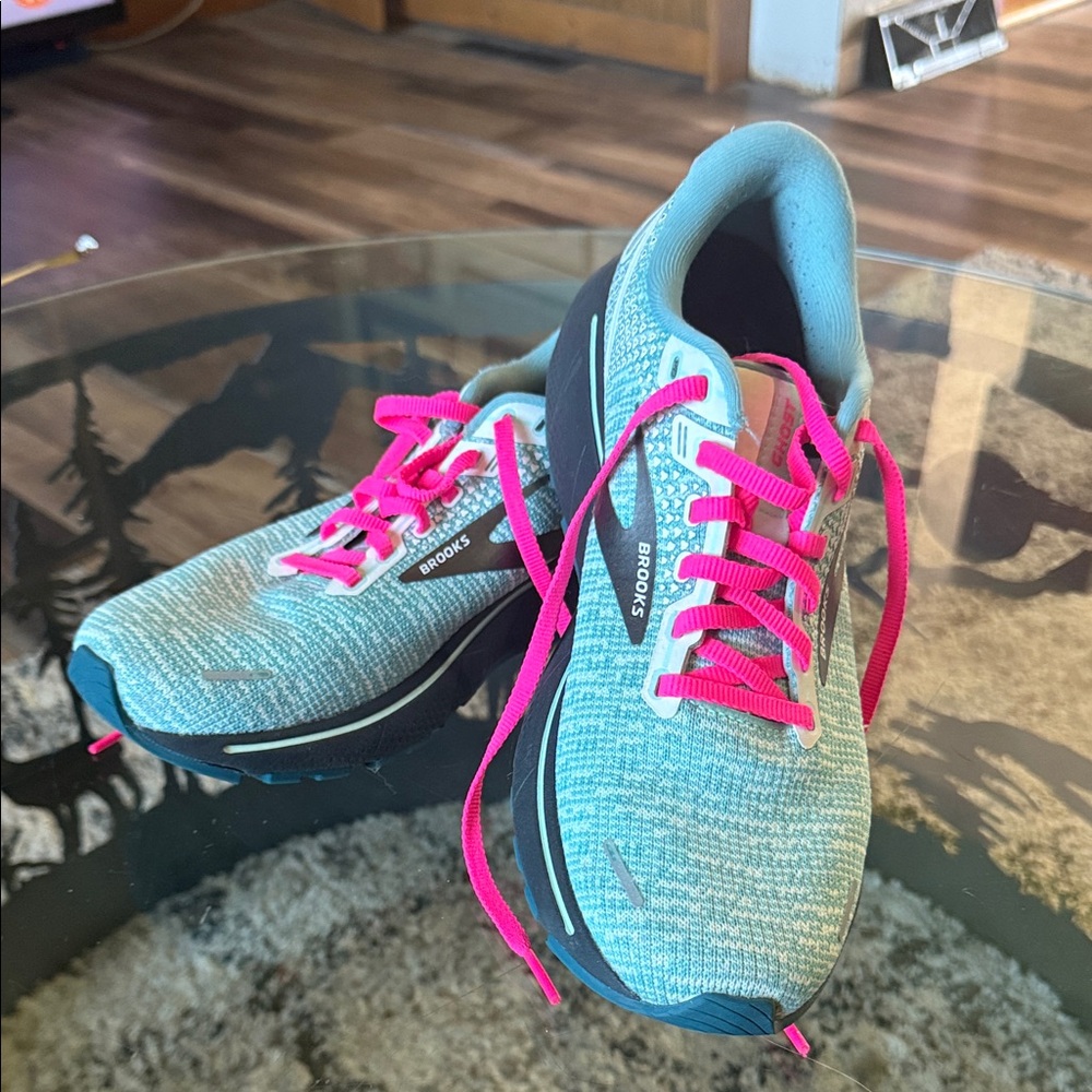 Brooks Women's Running Shoes - turquoise with Pink Accents
